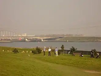 De baan ligt langs de Brielse Maas