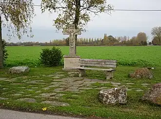 Wegkuis met rustbank aan de Kapellenberger Weg