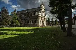 Onze-Lieve-Vrouw ter Hoyekerk en het centrale plein van het begijnhof