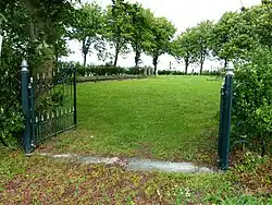 Ingang naar het wierdekerkhof