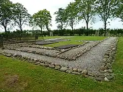Omtrek van de vroegere kerk met een deel van de zerken nog altijd binnen de omtrek.