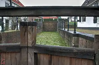 De drooggevallen Kleine Haarlemmersluis in Spaarndam