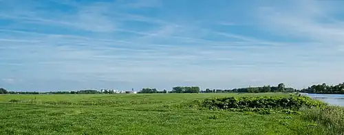 Locatie van het Kleine Waschhuis (rechtsvoor achter de berenklauwen) en het Groote Waschhuis (op de achtergrond) vanuit het noorden