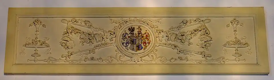 Opzetstuk met het wapen van Star Numan dat vroeger boven een schouw hing