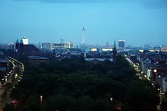Kleiner Tiergarten bij nacht (gezien vanuit de Heilandskirche)