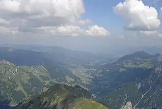 Het Kleinwalsertal gezien vanaf de 2533 m hoge Großer Widderstein