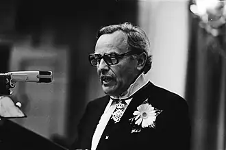 Tweede Kamerlid Kleisterlee wordt bij zijn afscheid als Tweede Kamerlid koninklijk onderscheiden