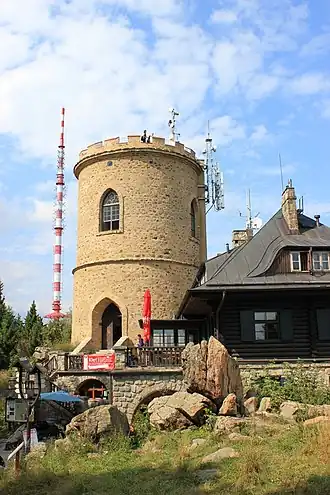 Uitzichttoren en zendmast bij de top van de Kleť.