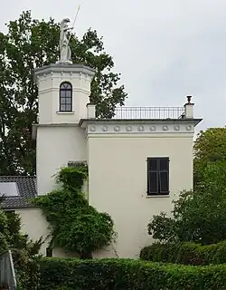 Belvedère met Minervabeeld op de heuveltop achter Haus Koekkoek