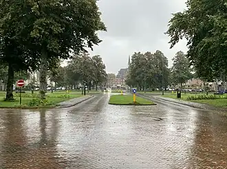 De Kleverparkweg met op de achtergrond de torenspits van de Heilig Hartkerk