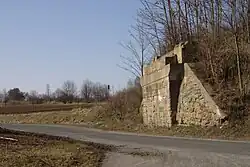 Voormalige spoorbrug nabĳ het dorp