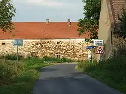 Toegangsweg tot het dorp