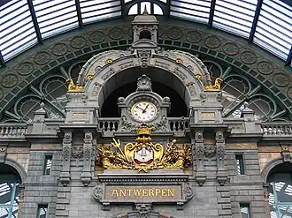 Klok en wapen van Antwerpen op de binnengevel