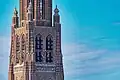 Op de kerktoren van 104 meter hoog staat onder het rechtse galmgat haar initiaal 'Y' van haar naam aan het hof "Ysabeau".