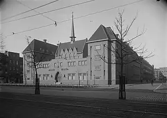 Het Regina Pacisklooster in 1932. Links de Matthiasschool, rechts de Nicolaasschool