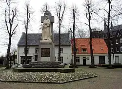 Dorpsplein met Veerhuis en Christusbeeld
