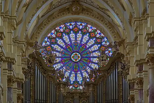 Roosvenster in het klooster van het Duitse dorp Ebrach (Beieren)