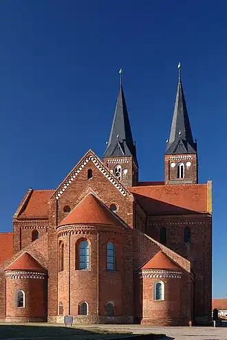 Koor en schip zijn van 1149 tot 1172, het oudste Romaanse baksteengebouw in Noord-Duitsland