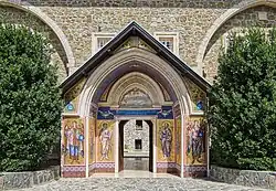 De ingang van het klooster