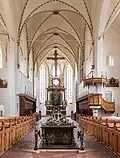 Het interieur van deze kerk, vooraan het grafmonument van hertogin Anna