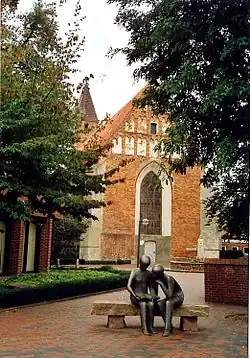 Voorzijde kloosterkerk met sculptuur Jan und Lili