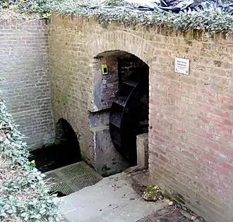 Het huisje waarin zich het waterrad bevindt.