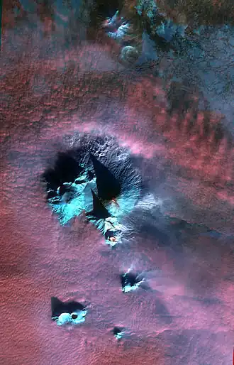 Een aantal vulkanen uit de Kljoetsjevskaja-vulkanengroep met links van het midden de Oesjkovski (onder) en de Krestovski (boven) en rechts van het midden (van boven naar beneden) de Kljoetsjevskaja Sopka, de Kamen en de Bezymjanny.