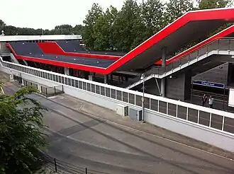 Afdak perrons, op de voorgrond de stopplaats van de parkshuttle