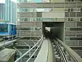 Metromover die de Knight Center station tunnel nadert