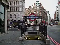 De oostelijke toegang aan Knightsbridge