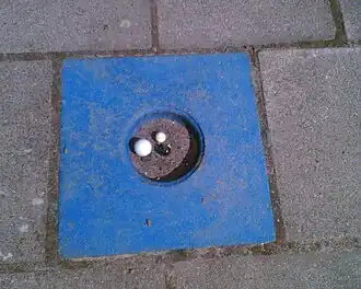 Stoeptegel met knikkerpot