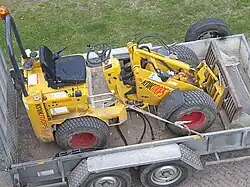 Knikbesturing bij een stratenmakersmachine