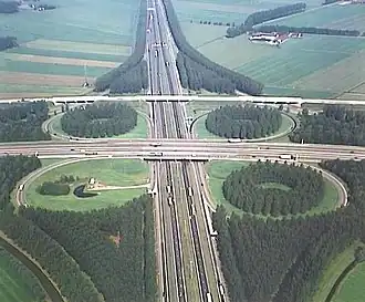 Knooppunt Deil anno 2004. Achteraan het viaduct voor de Betuweroute