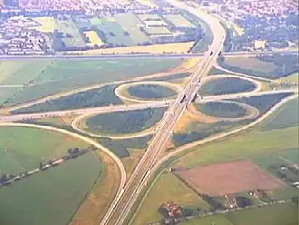 Kooppunt Hoogeveen vanuit de lucht. De weg naar het zuiden is de N48.