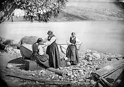 Meisjes gekleed voor de kerk, 1871