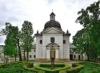 Voorzijde van de Sint-Antoniuskerk in Warschau-Czerniaków