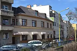 Štefánikova nummer 36. Achtergrond: bebouwd niveau. Voorgrond: afspanning ter beveiliging van het niveau in de diepte.