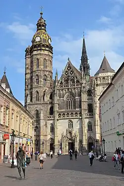 De straat -thans gedeeltelijk autovrij- begint aan de voet van de kathedraal.