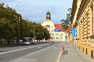 Hviezdoslavova ulica. Gemeentehuis. Zicht vanaf de Moyzesova.