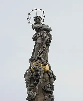De top van het beeldhouwwerk Immaculata in Košice. De zuil heeft een hoogte van 14 meter.