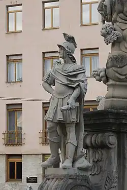 Sint-Sebastiaan, leider van de pretoriaanse garde, aan de basis van de zuil.