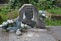 Grafmunument van Konrády Lajos (°1859 †1929). Deze priester verwezenlijkte de elektrische verlichting in de kathedraal van Košice.