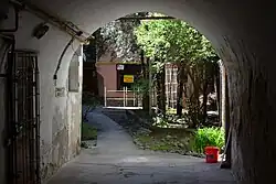 Doorgang naar een tuin aan huisnummer 22.