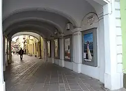 Overdekte doorgang van de Hlavná ulica naar de Poštová ulica.