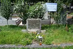 Gemeenschappelijk graf met een grafsteen.