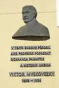 Herdenkingsplaat [1] voor professor Viktor Myskovszky aan het Poštová Gymnasium.