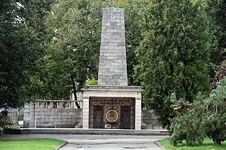 Het monument (detail).