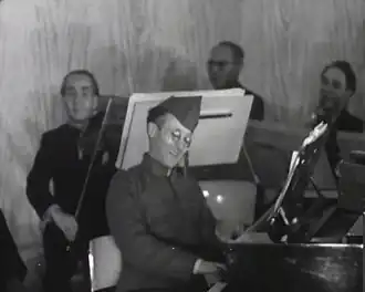 Louis Noiret (voorgrond) als Kobus Kuch in 1939