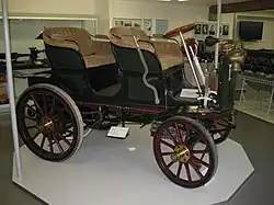 Koch uit 1898: phaeton zonder voorruit, deuren noch kap