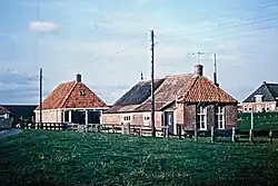 Voor de dijkverhoging omstreeks 1970, voorste huis is van Heeringa, daarachter het huis van Bonnema